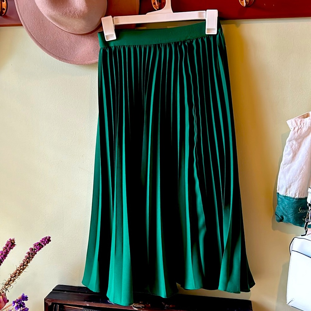 Size small emerald green midi skirt women’s